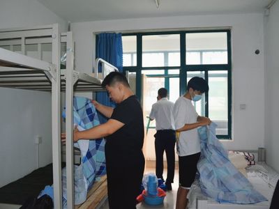 淄博師專暖心為身高超2米新生定制加大床鋪